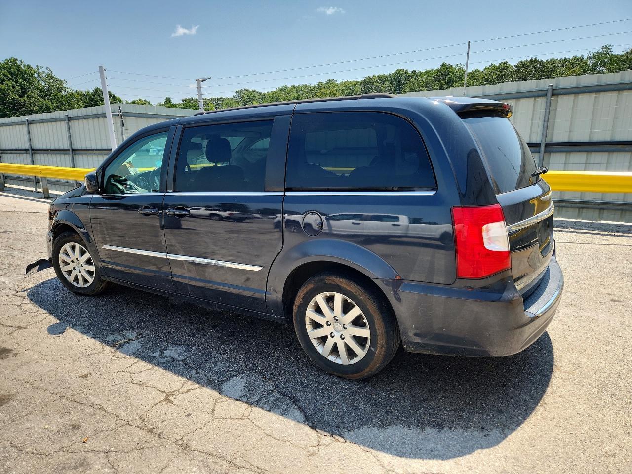 2014 Chrysler Town & Country Touring - Image 2