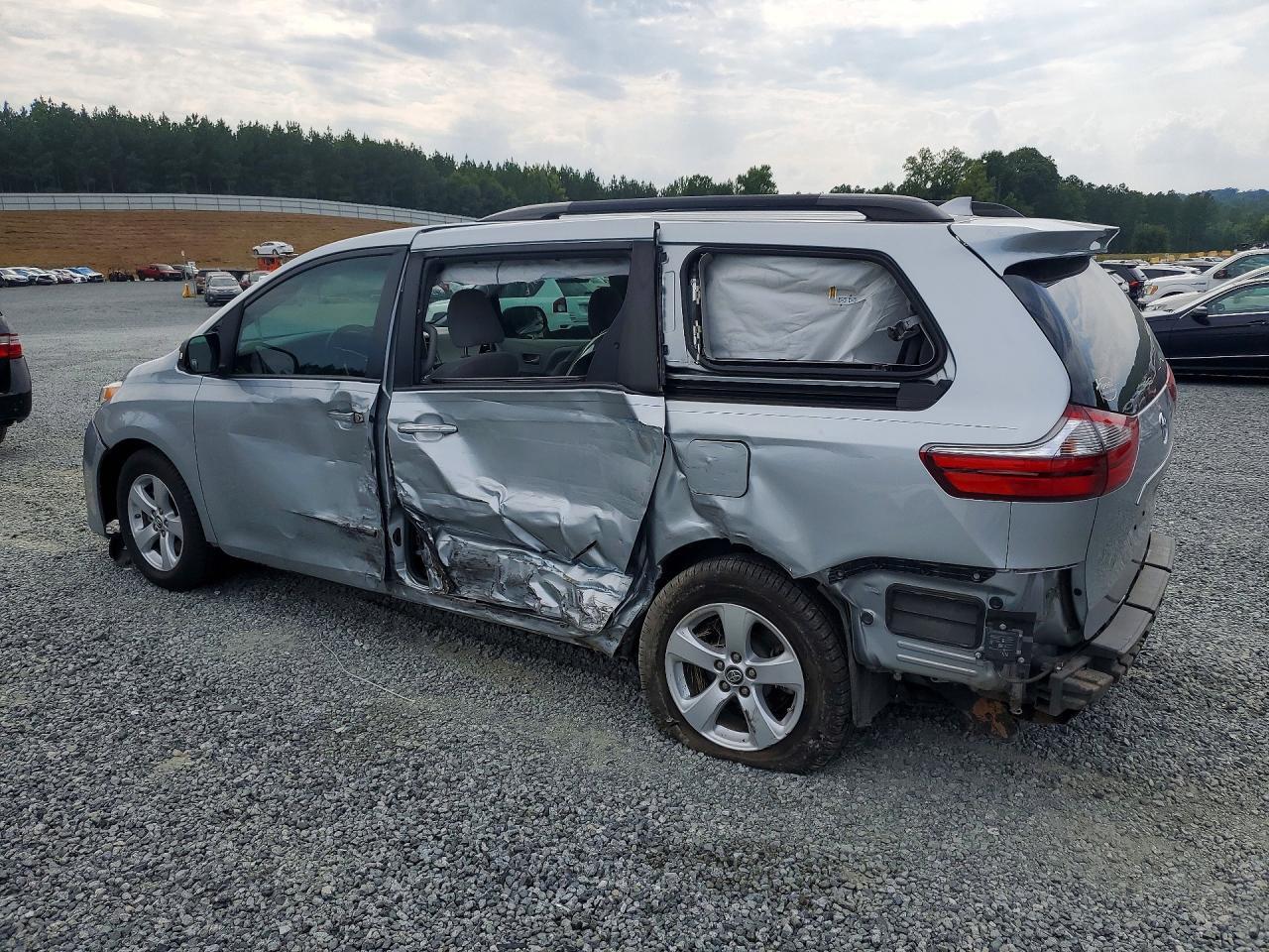 2020 Toyota Sienna Le - Фото 2