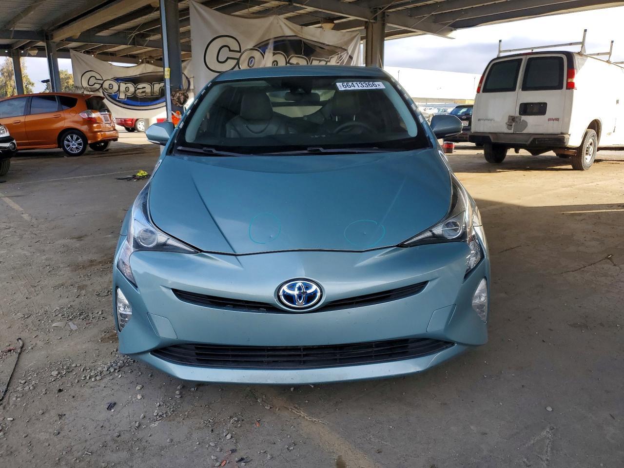 2016 Toyota Prius Three Touring - Фото 5