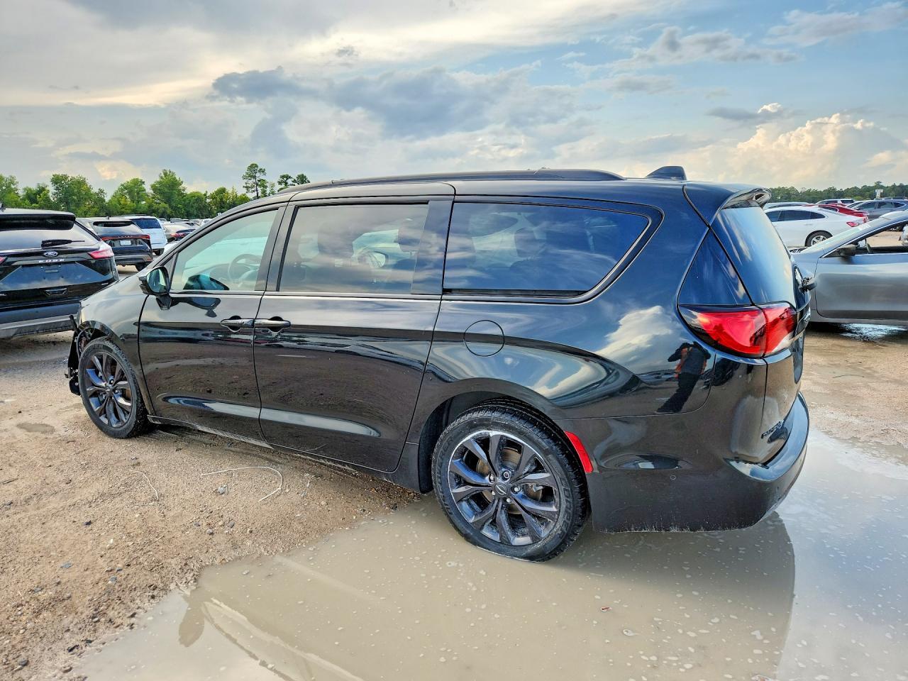 2020 Chrysler Pacifica Touring L - Image 2