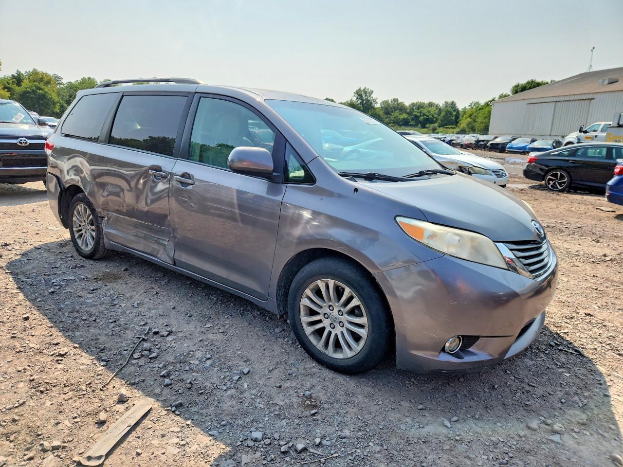 2011 Toyota Sienna Xle 8-Passenger - Фото 4