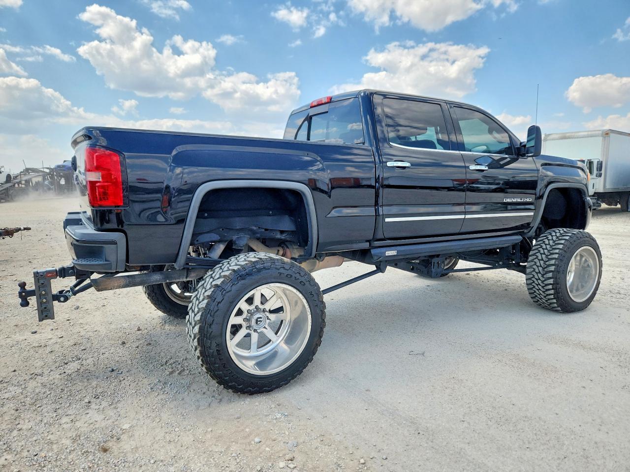 2015 GMC Sierra K2500 Denali - Image 3