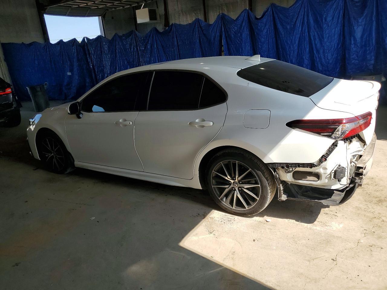 2022 Toyota Camry Se - Фото 2