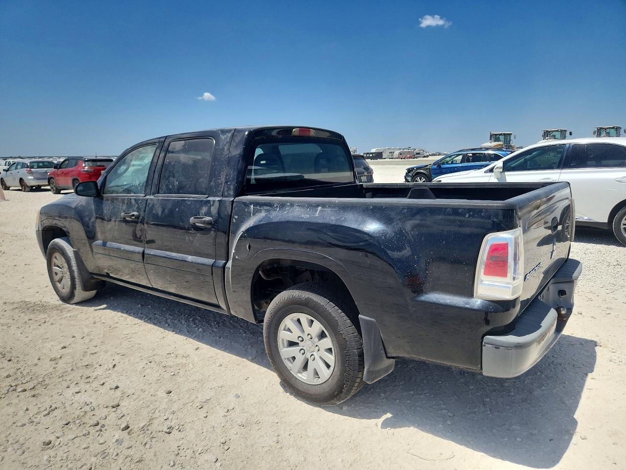 2006 Mitsubishi Raider Ls - Фото 2