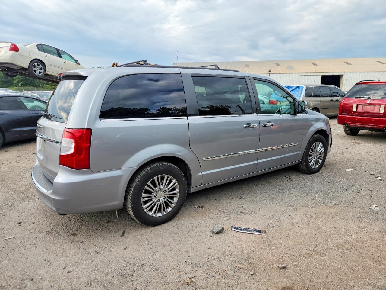2014 Chrysler Town & Country Touring L - Image 3