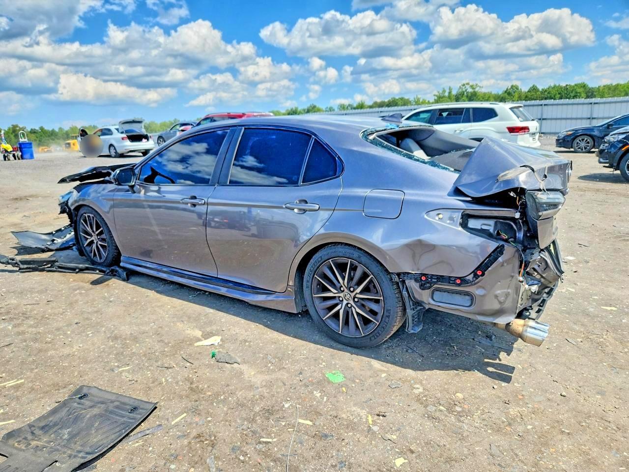 2021 Toyota Camry Se - Фото 2