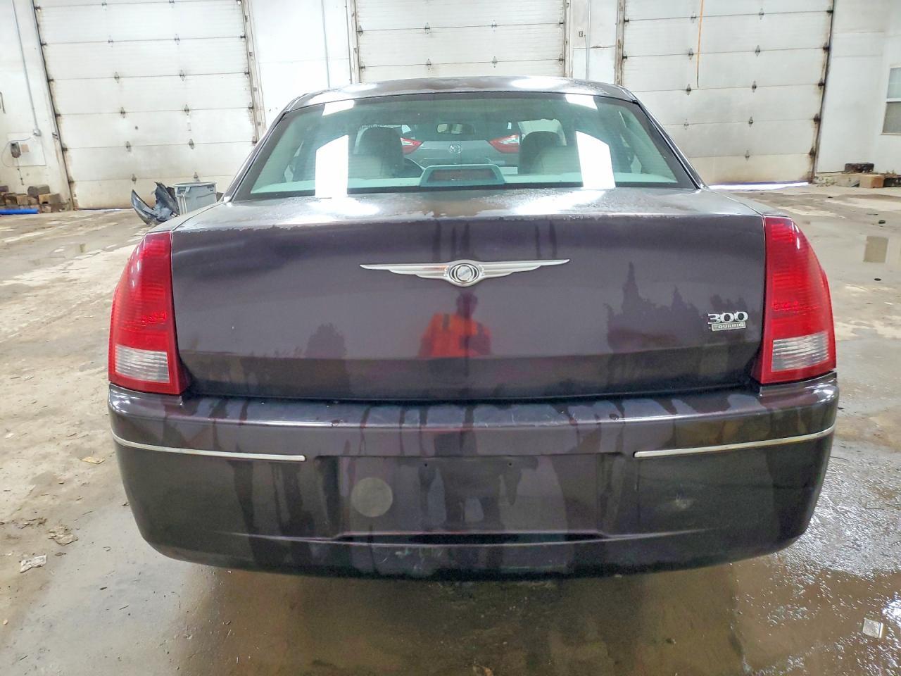 2005 Chrysler 300 Touring - Image 6