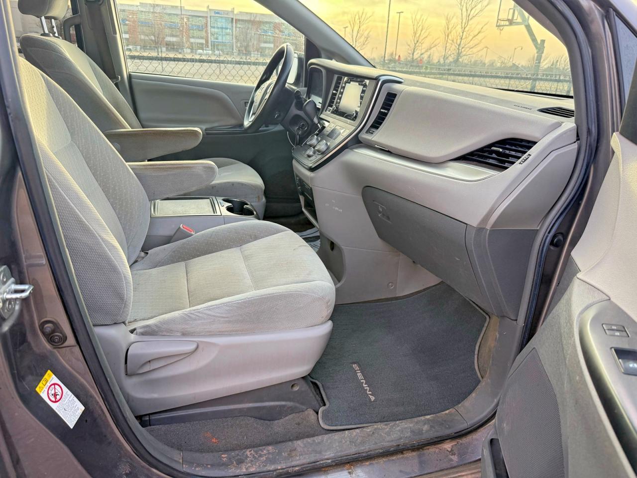 2018 Toyota Sienna Le - Image 5