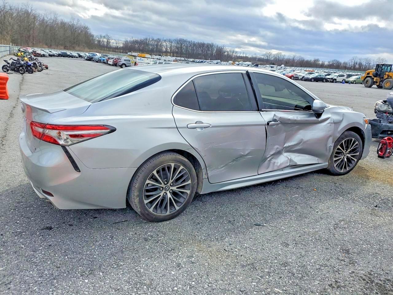 2018 Toyota Camry Se - Фото 3