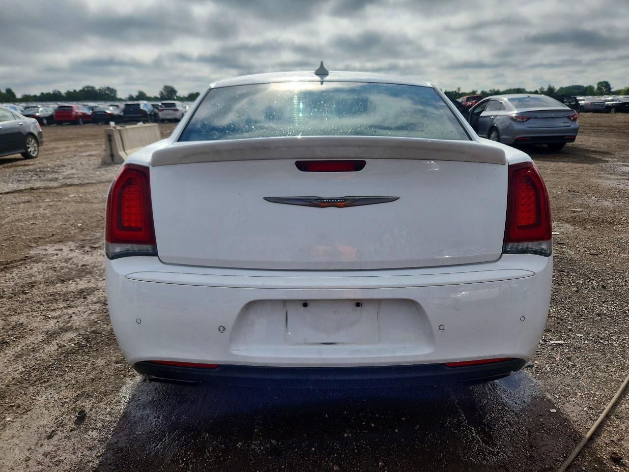 2018 Chrysler 300 S - Image 6