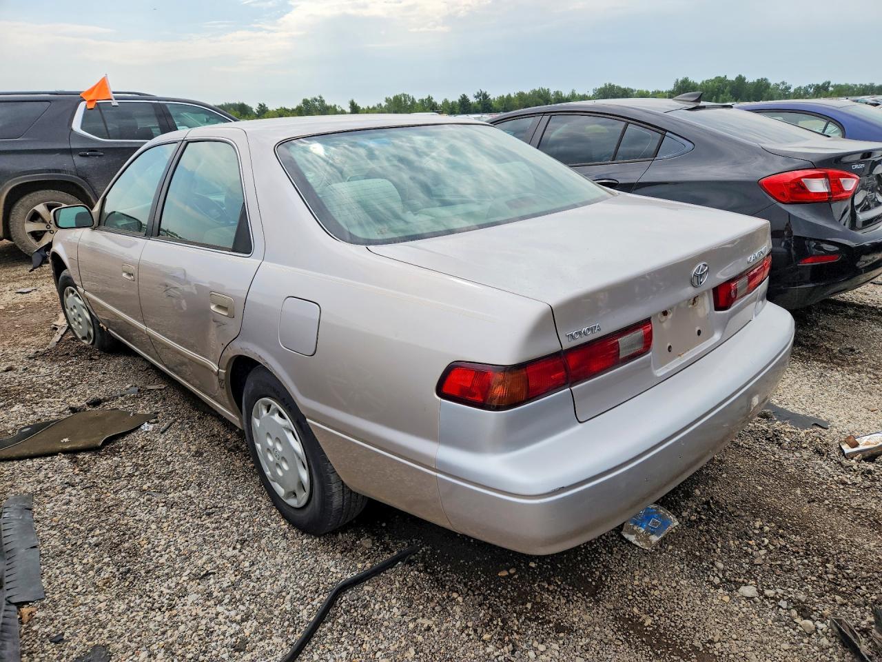 1999 Toyota Camry Le - Фото 2