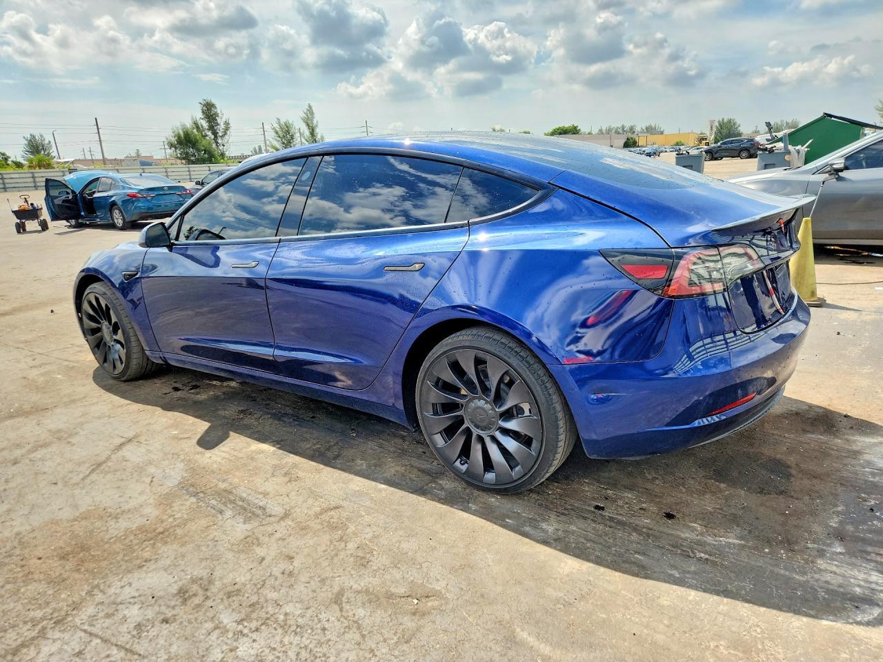 2022 Tesla Model 3 - Фото 2