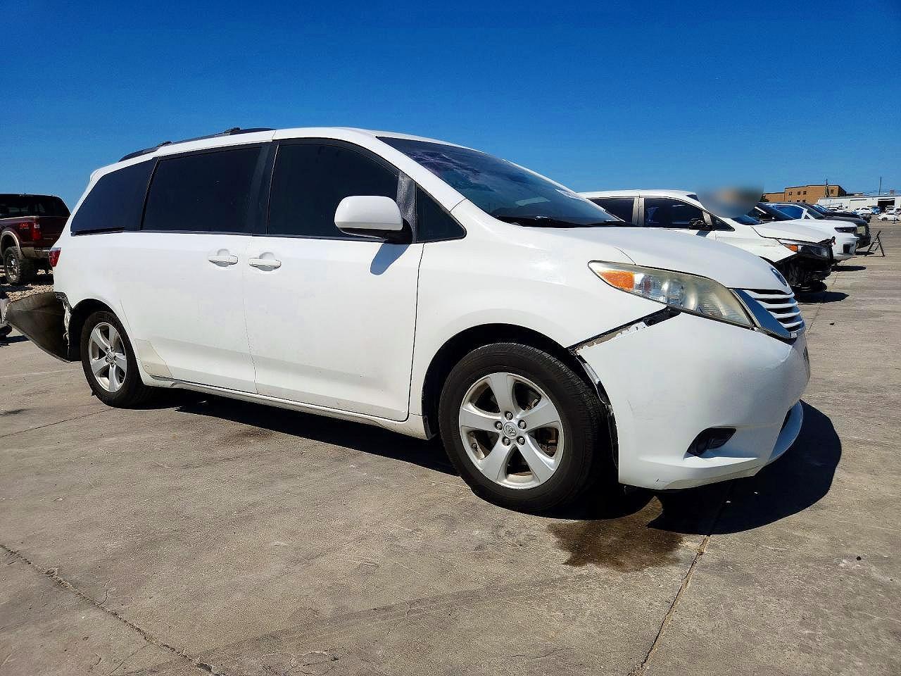 2015 Toyota Sienna Le - Image 4