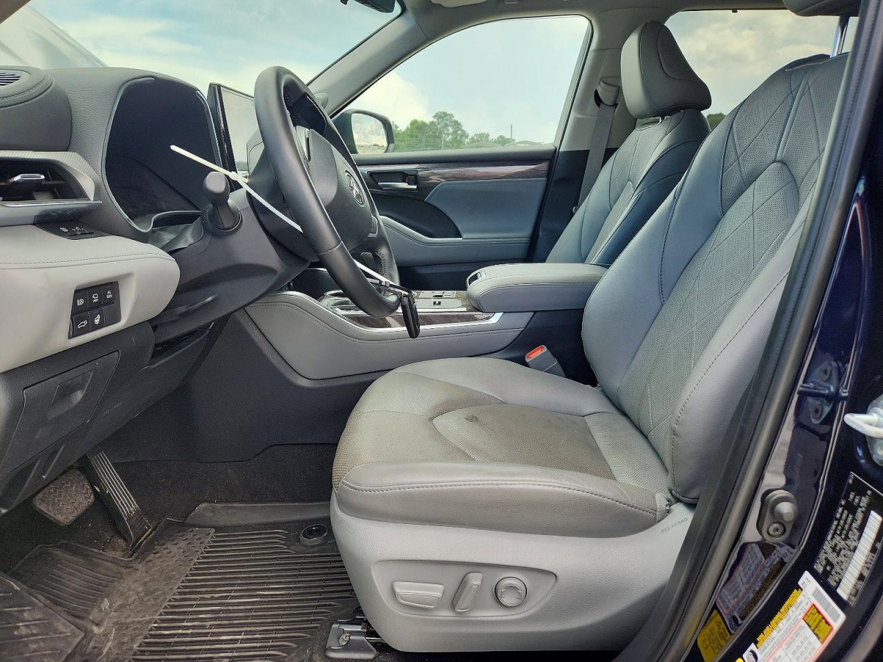 2024 Toyota Highlander Hybrid Platinum - Image 7