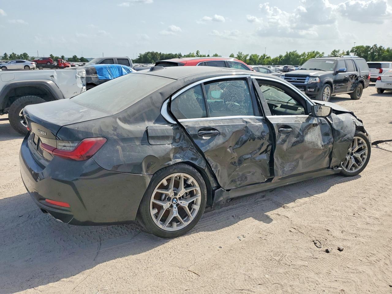2025 BMW 330Xi - Фото 3