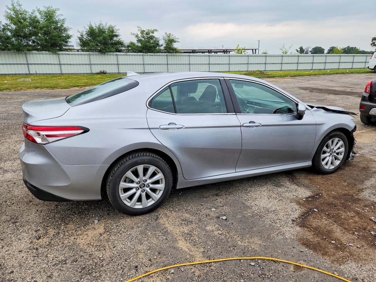 2019 Toyota Camry Le - Фото 3