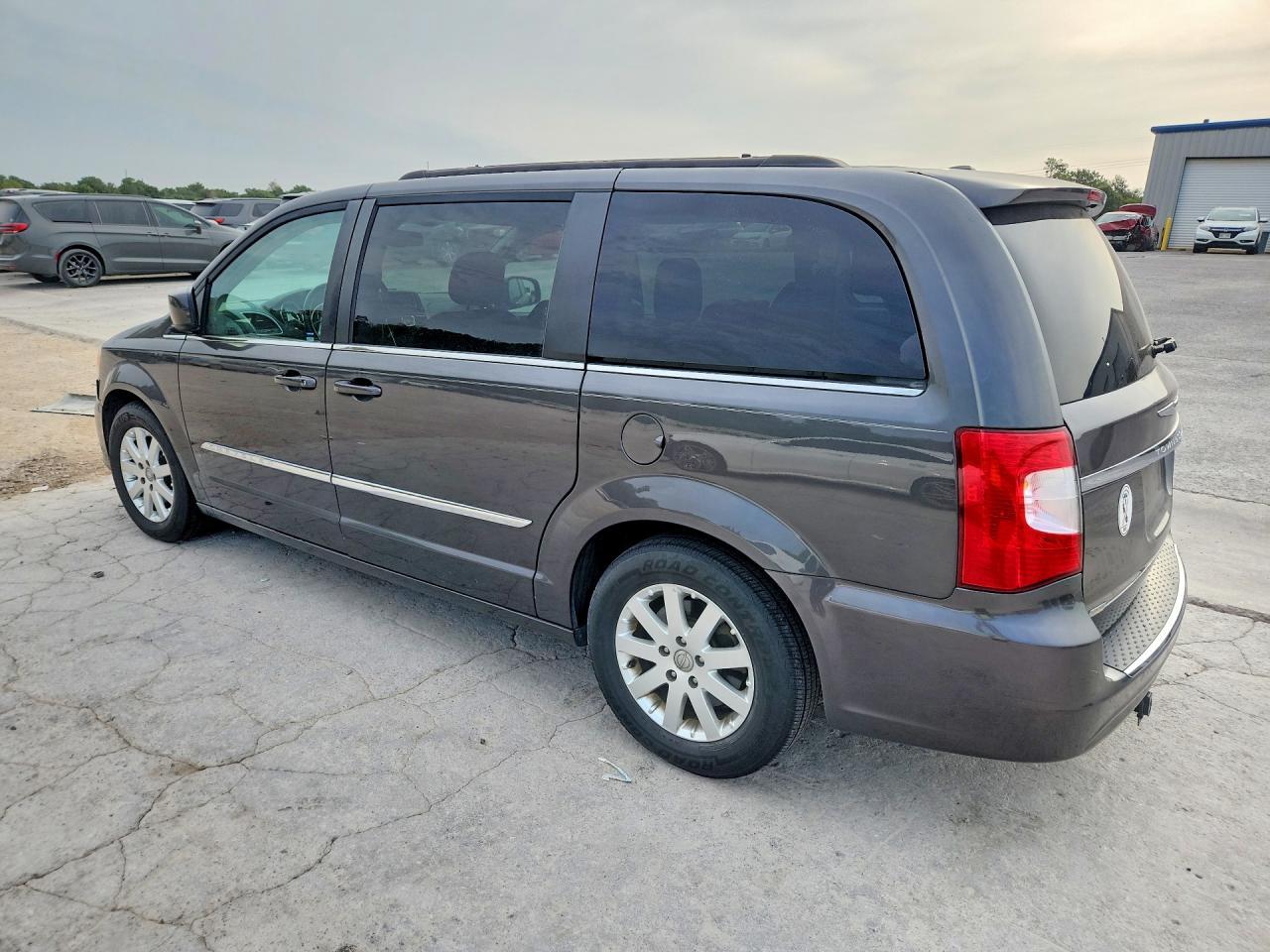 2016 Chrysler Town & Country Touring - Фото 2