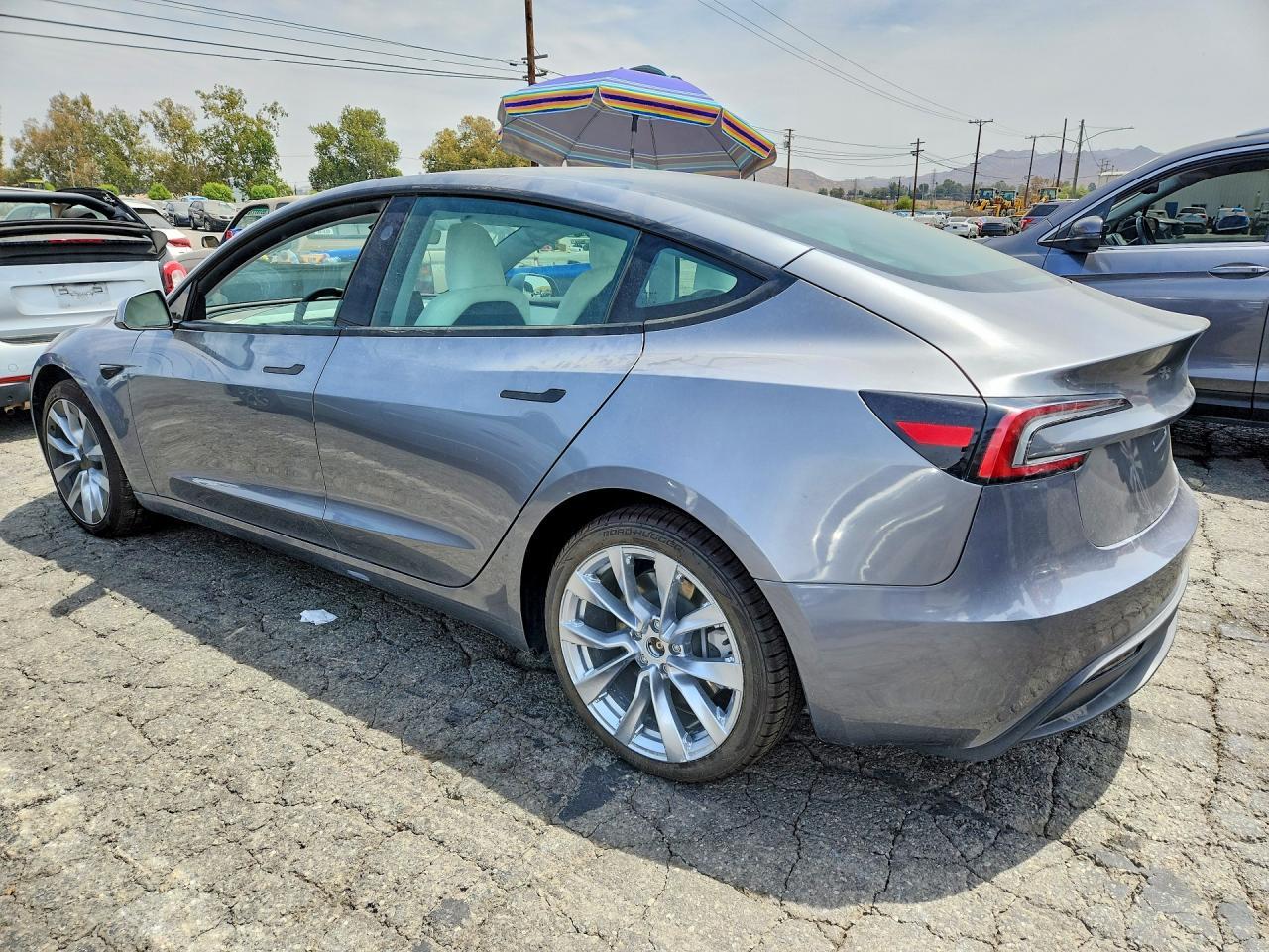 2025 Tesla Model 3 - Фото 2