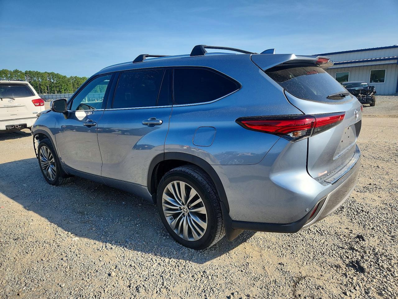 2021 Toyota Highlander Platinum - Фото 2