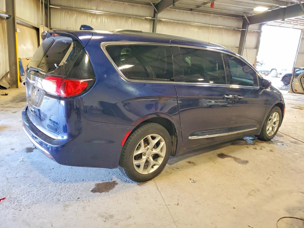 2017 Chrysler Pacifica Touring L - Фото 3