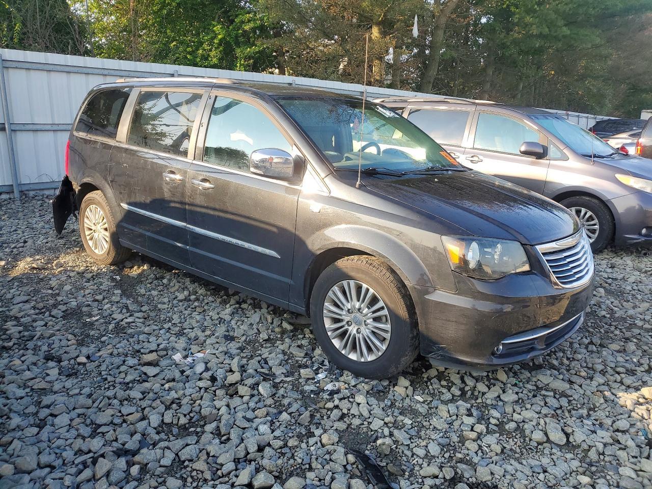 2014 Chrysler Town & Country Touring L - Фото 4