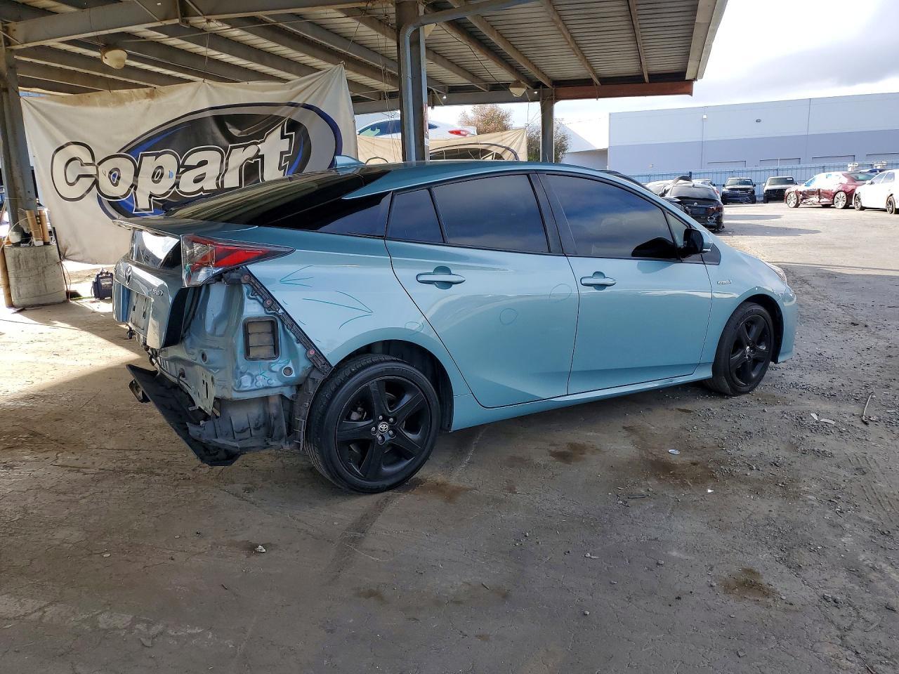 2016 Toyota Prius Three Touring - Фото 3