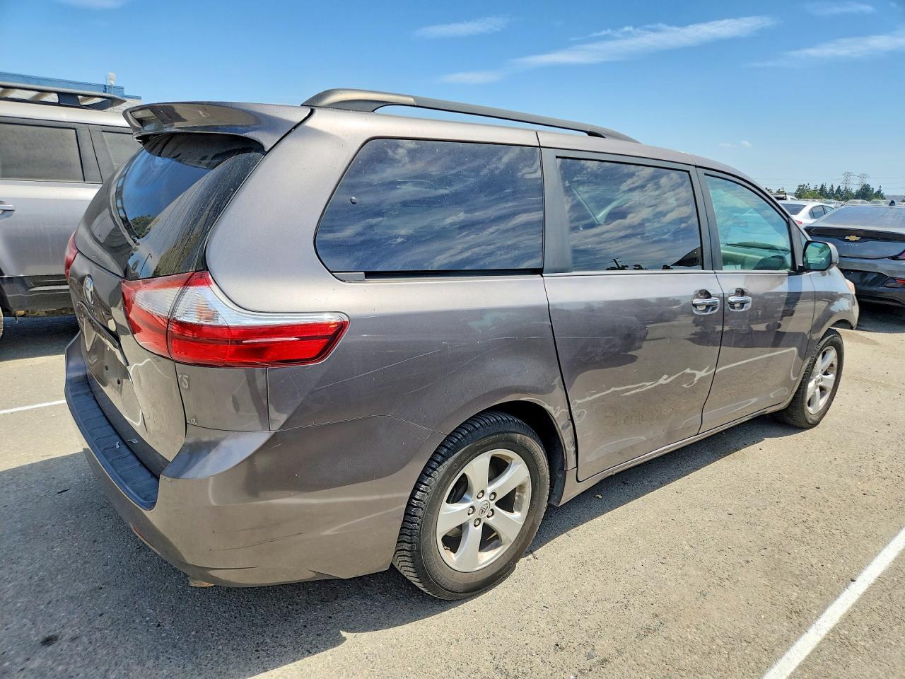 2017 Toyota Sienna Xle 8-Passenger - Фото 3