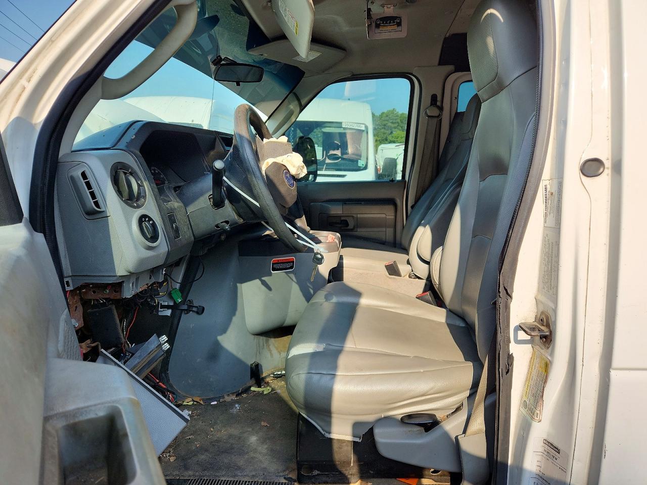 2011 Ford E350 Van With Bucket Lift - Image 7