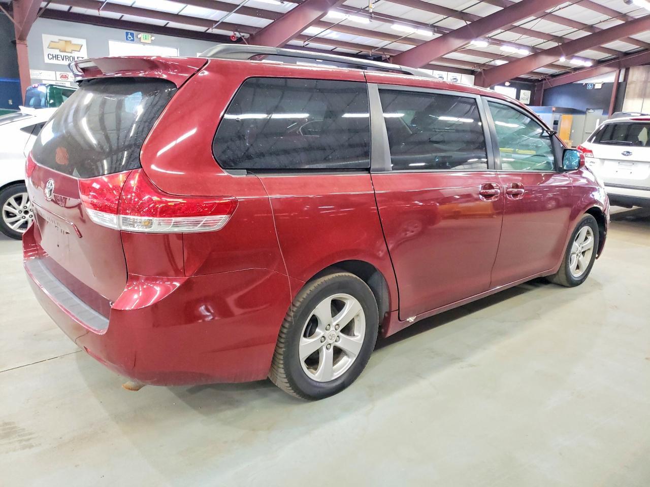 2011 Toyota Sienna Le - Фото 3