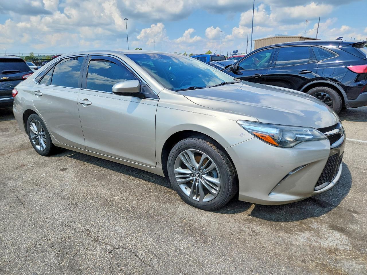2016 Toyota Camry Se - Фото 4