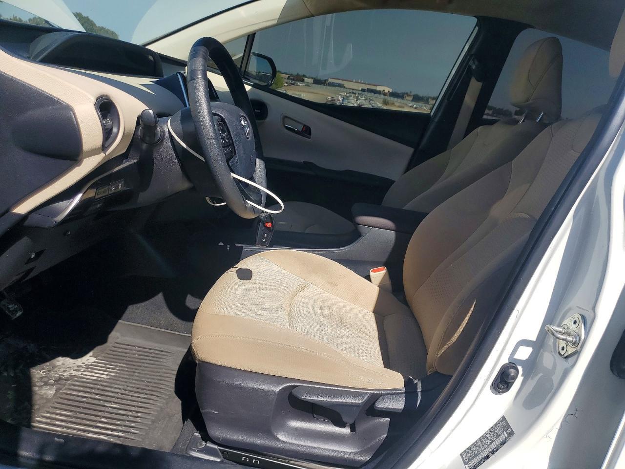 2022 Toyota Prius Le - Image 7