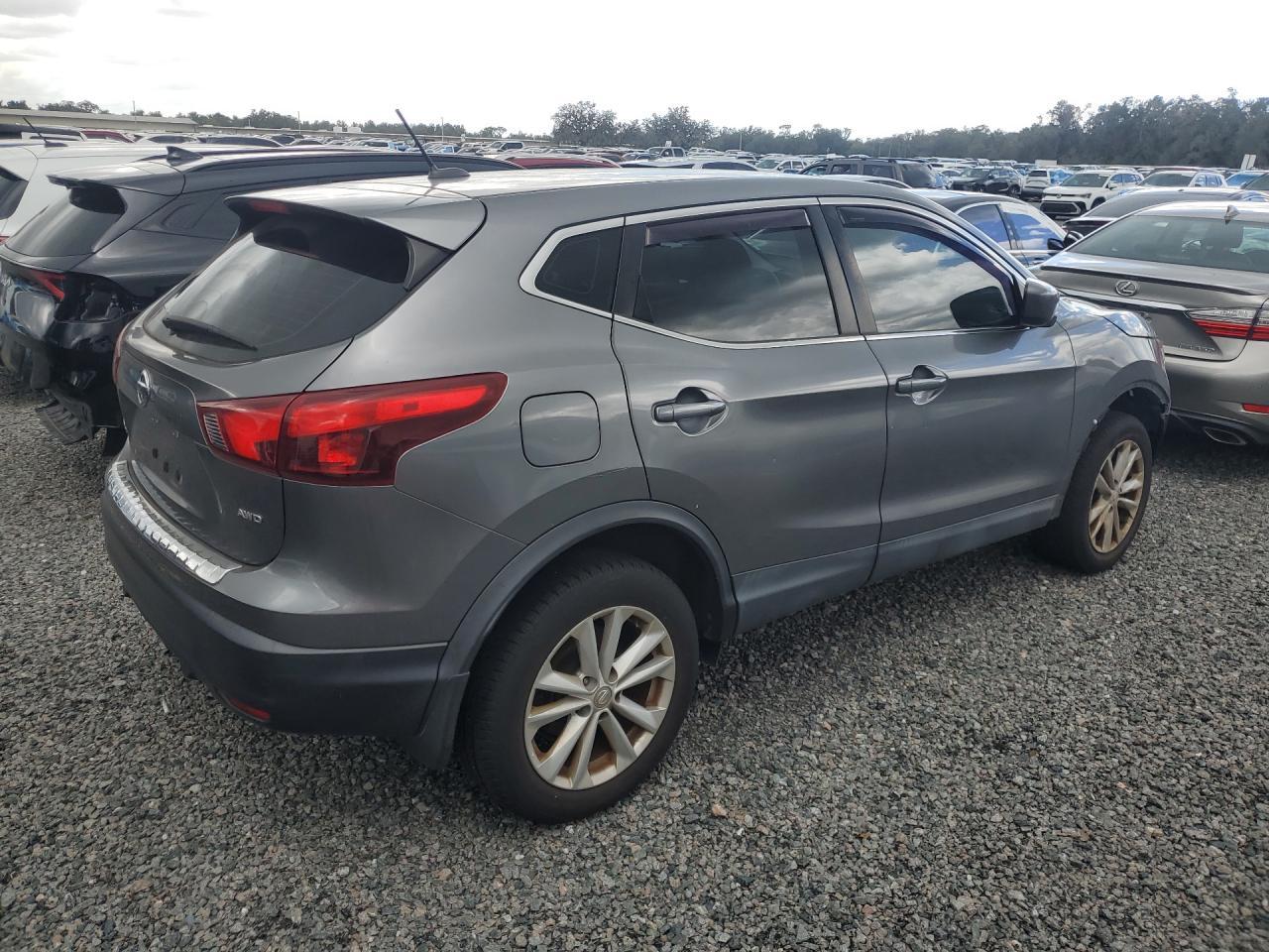 2017 Nissan Rogue Sport S - Image 3