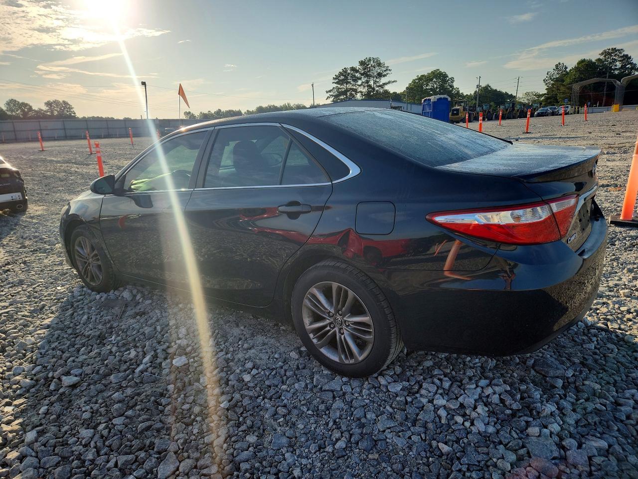 2016 Toyota Camry Se - Фото 2