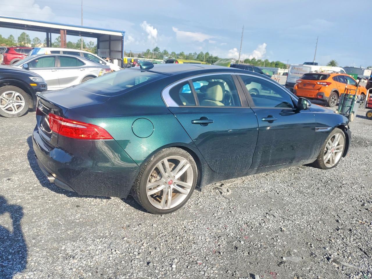 2017 Jaguar Xe Premium - Фото 3