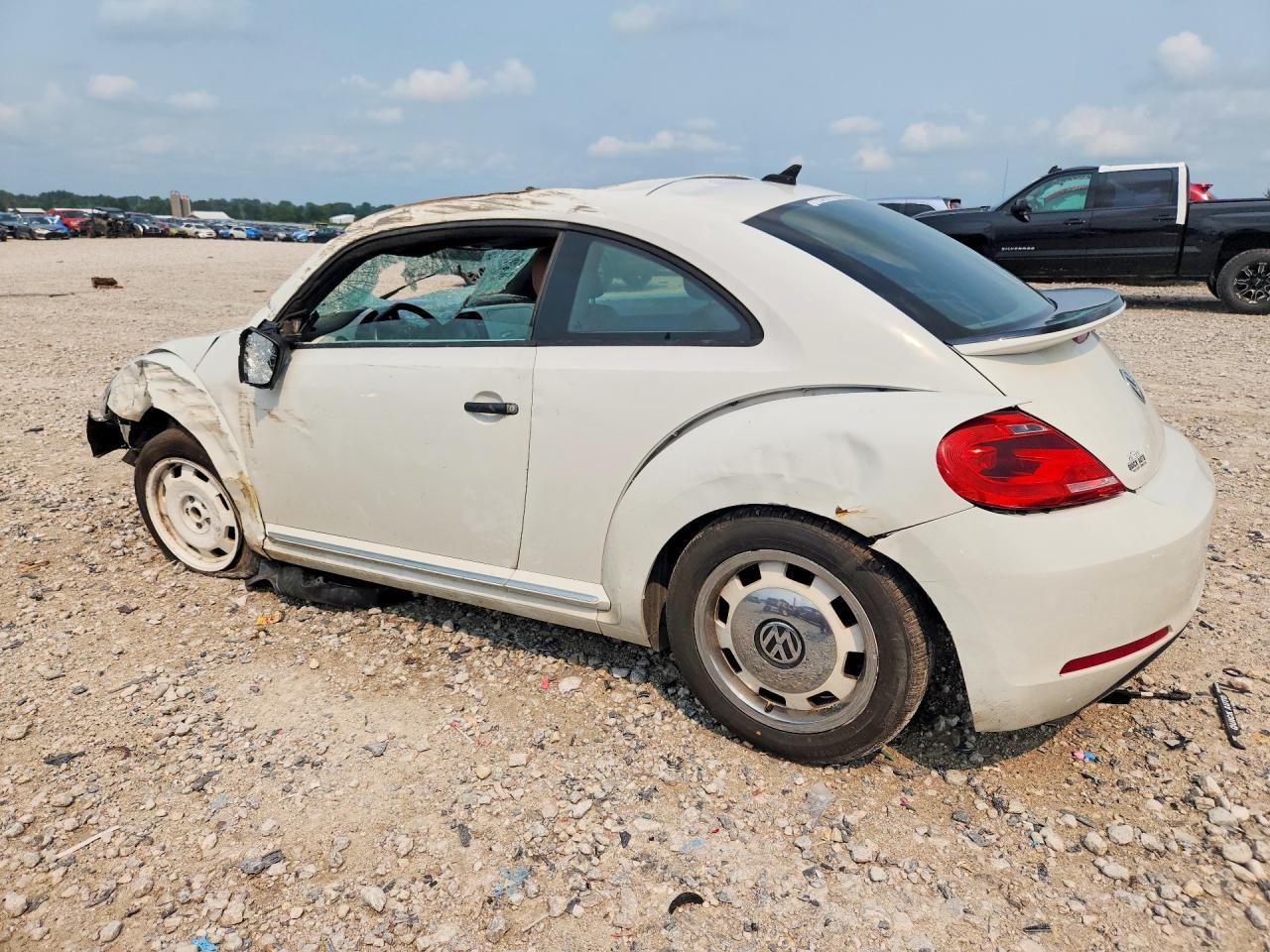 2015 Volkswagen Beetle 1.8T - Image 2