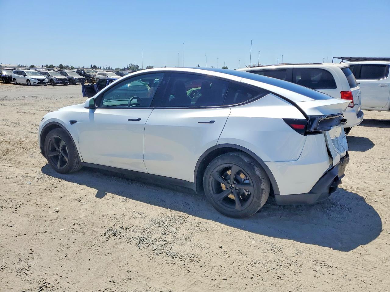 2026 Tesla Model Y - Фото 2