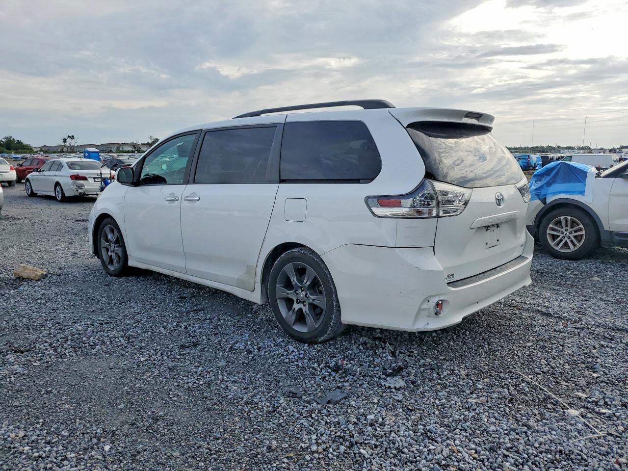 2015 Toyota Sienna Sport - Фото 2