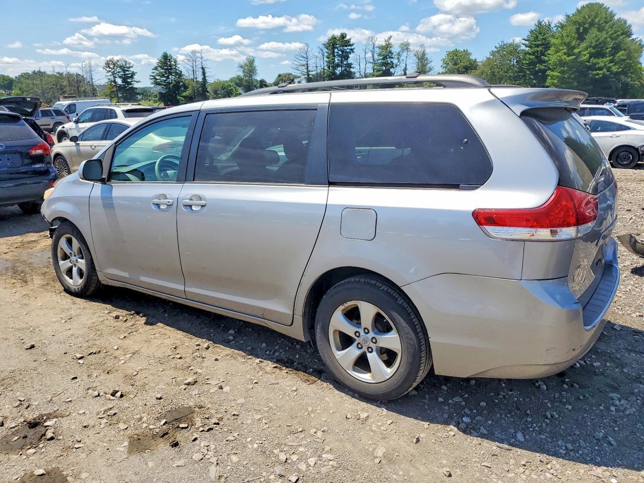 2011 Toyota Sienna Le - Фото 2