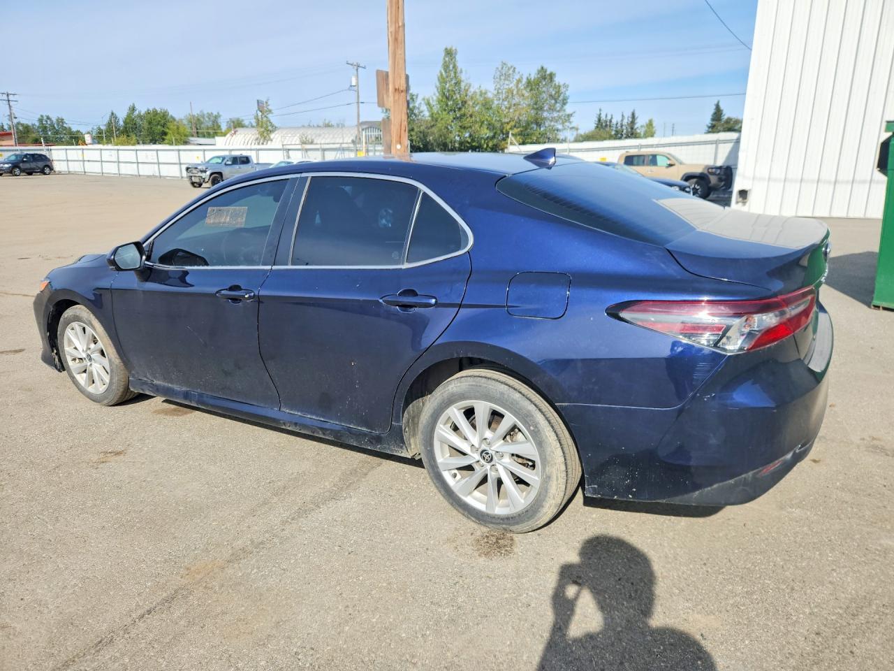 2022 Toyota Camry Le - Фото 2