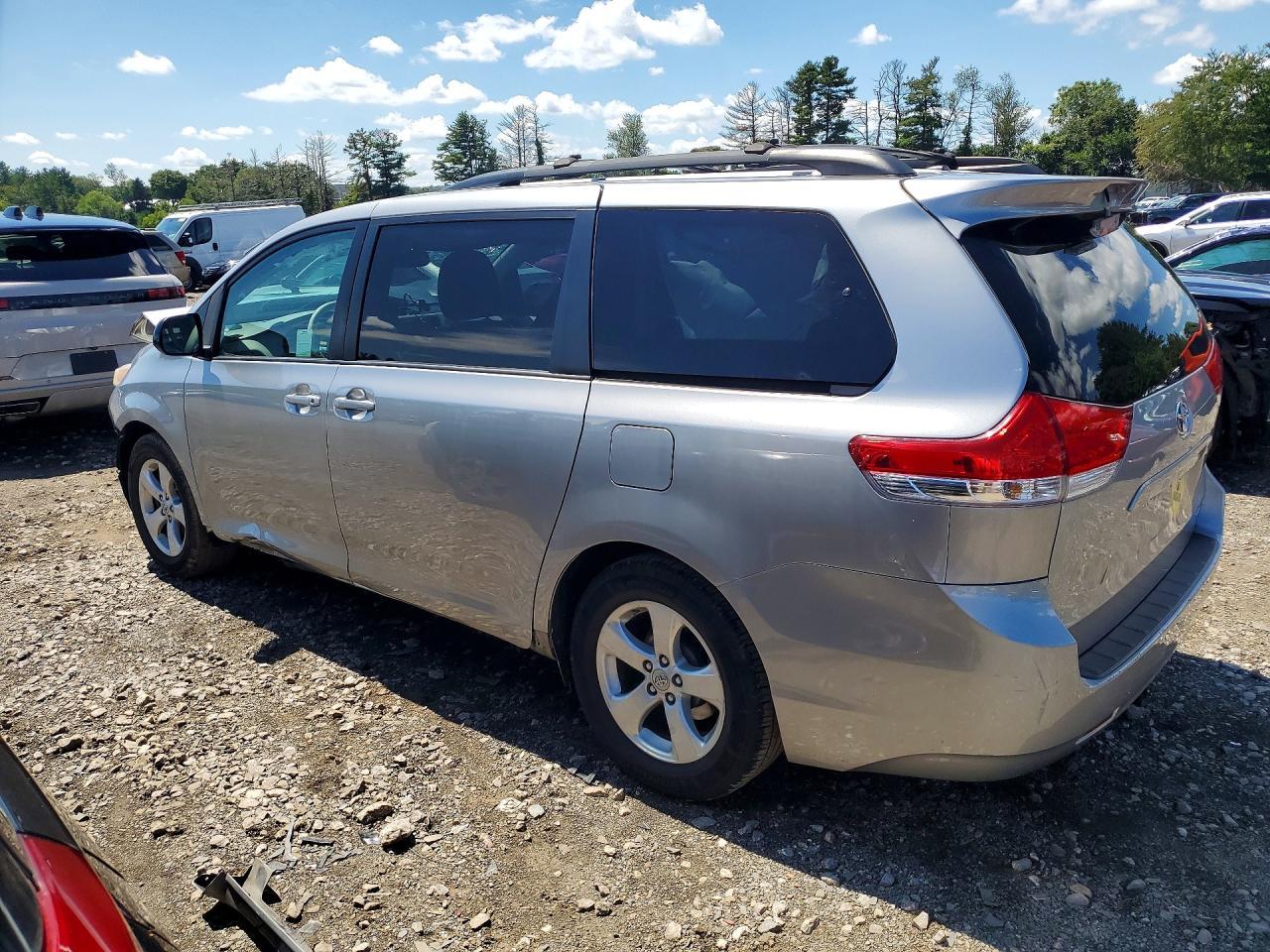 2011 Toyota Sienna Le - Фото 2