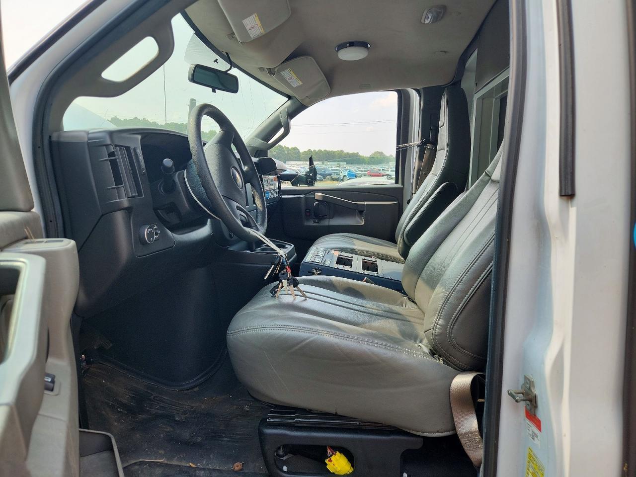 2023 Chevrolet Express G3 - Box Truck - Image 7