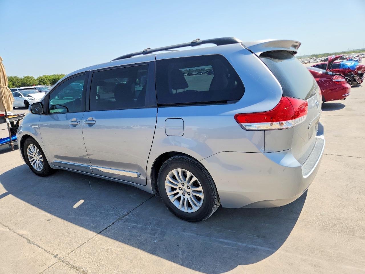 2013 Toyota Sienna Xle 8-Passenger - Фото 2