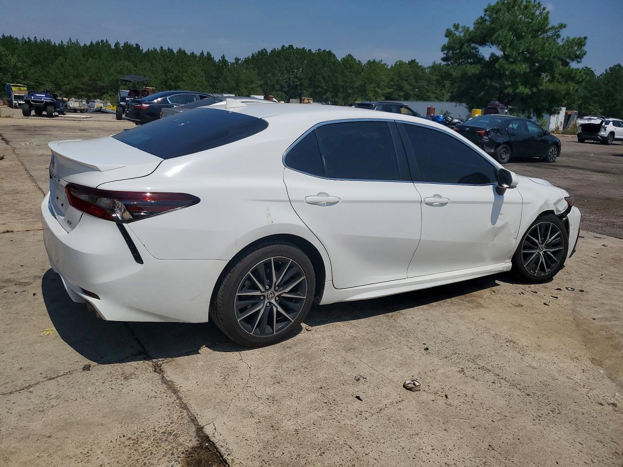 2024 Toyota Camry Se - Image 3