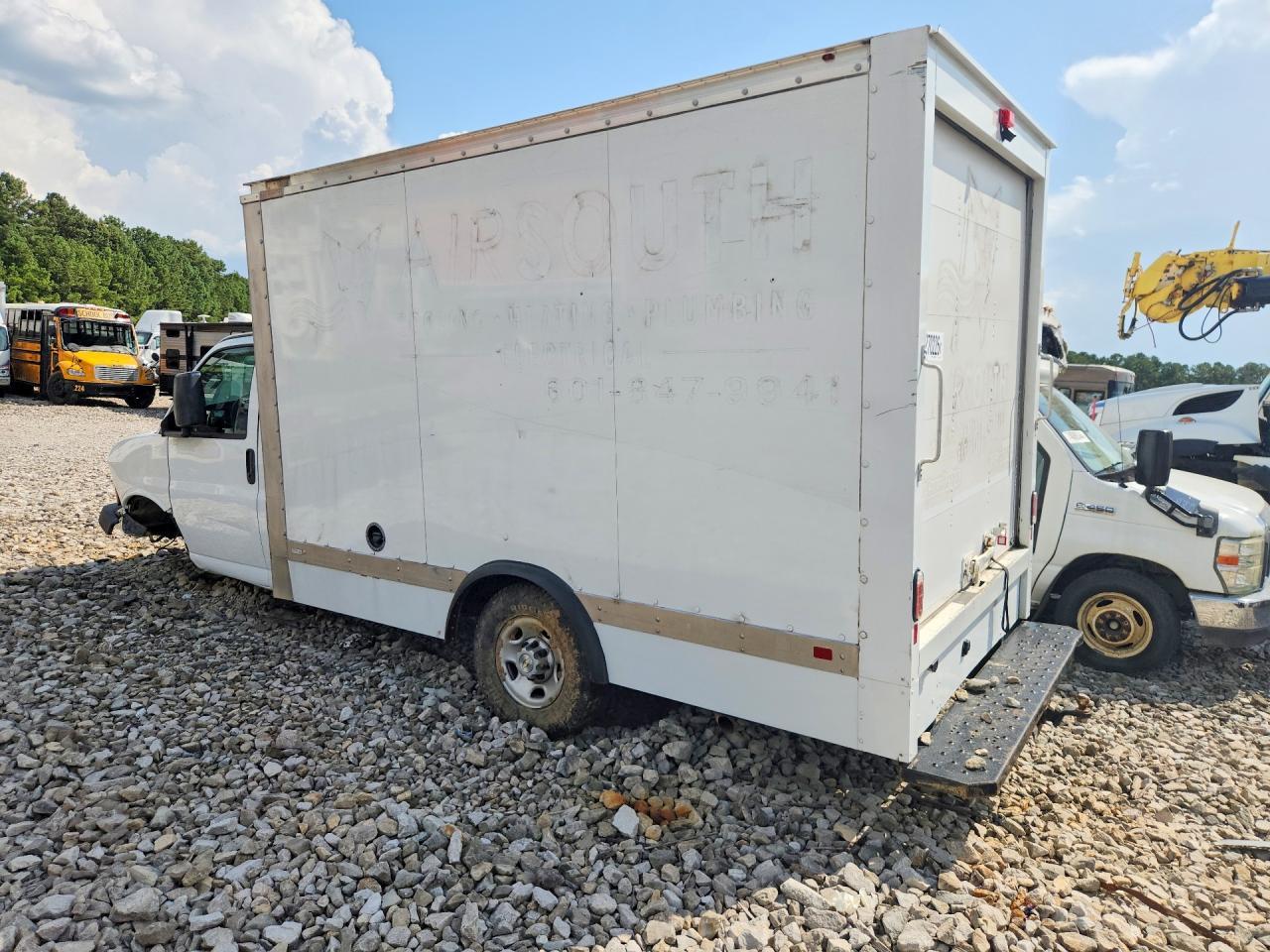 2023 Chevrolet Express - Box Truck - Фото 2