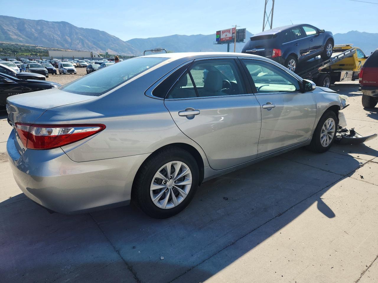 2016 Toyota Camry Le - Фото 3