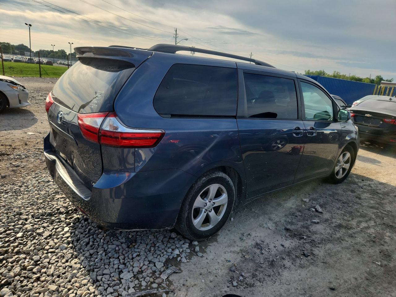 2015 Toyota Sienna Le - Image 3