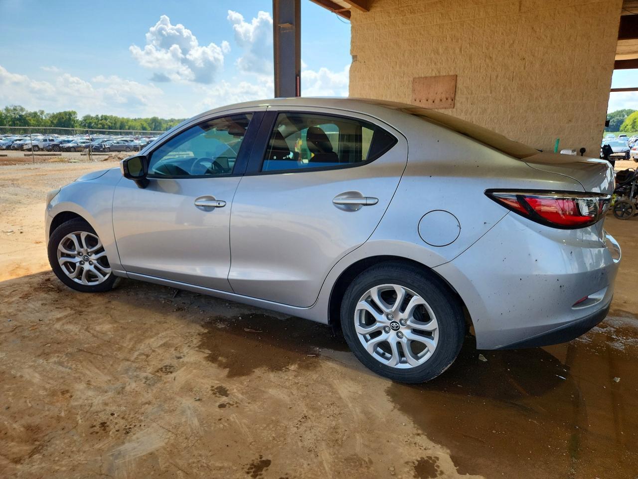 2017 Toyota Yaris Ia Base - Фото 2