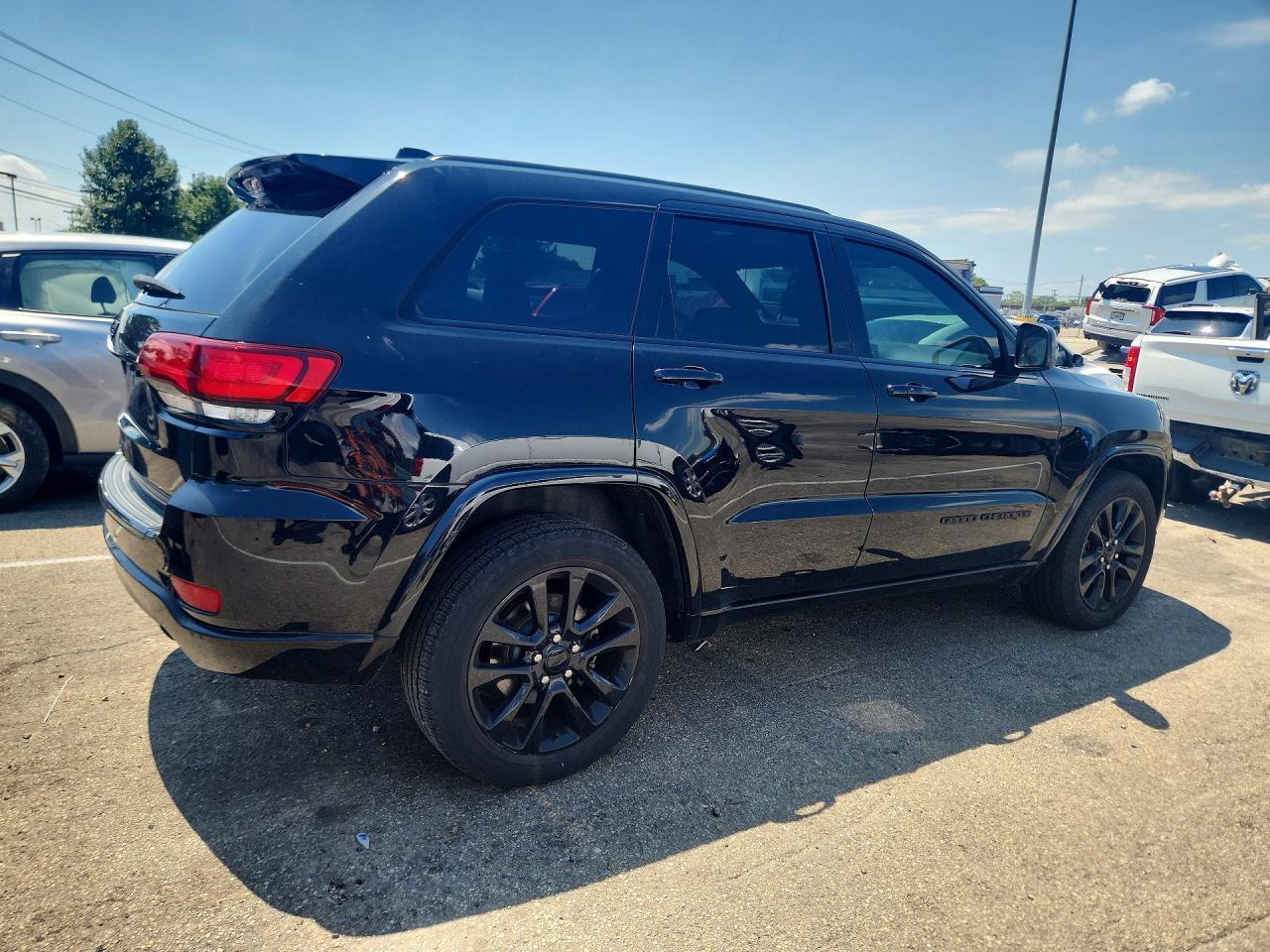 2018 Jeep Grand Cherokee Laredo - Image 3