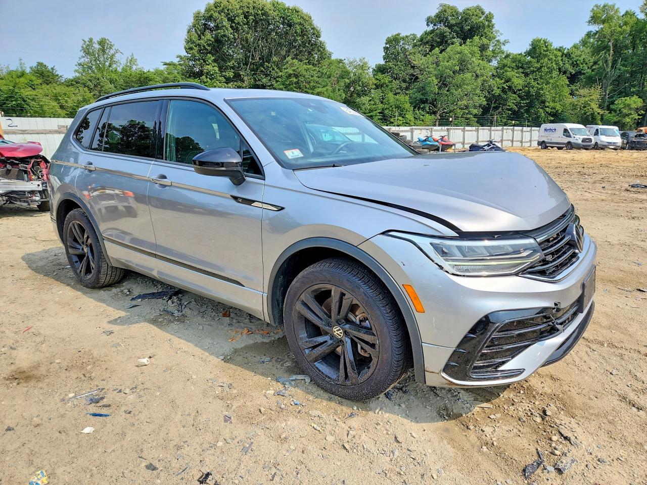 2023 Volkswagen Tiguan Se R-Line Black - Image 4