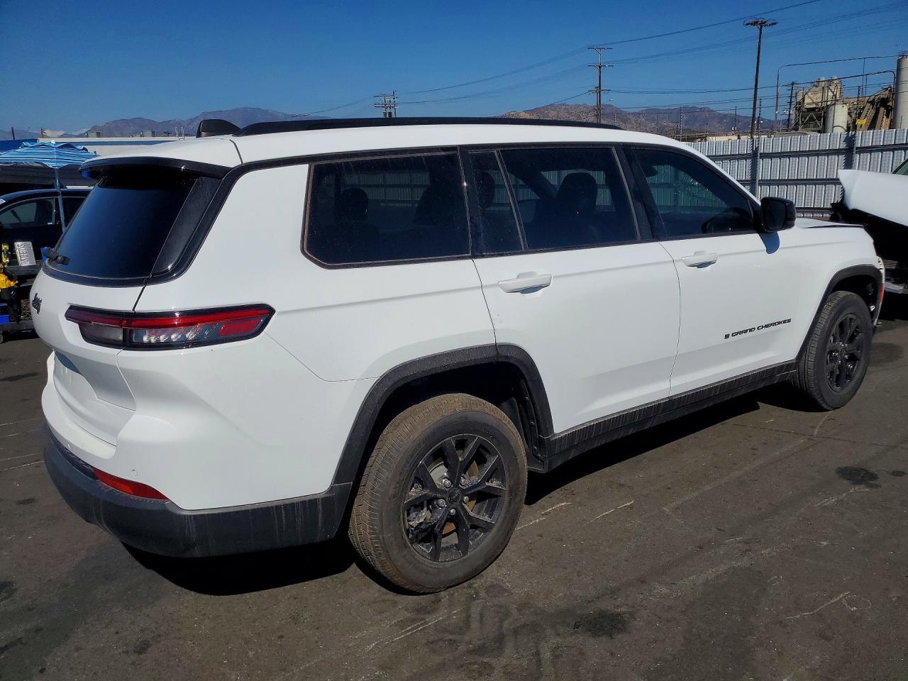 2024 Jeep Grand Cherokee L Laredo - Image 3